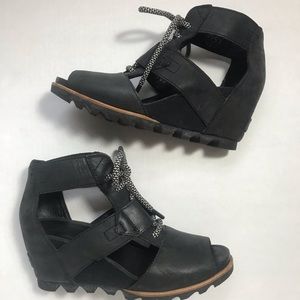 Sorry Joanie II black leather wedge sandals Sz 7